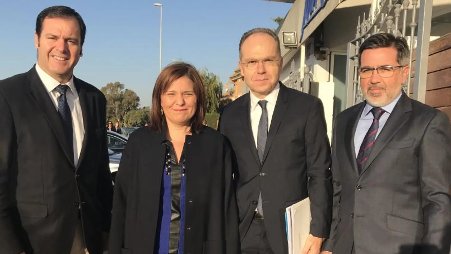 La presidenta del PPCV, Isabel Bonig, junto al diputado Alfredo Castelló y el portavoz popular en Sagunto, Sergio Muniesa