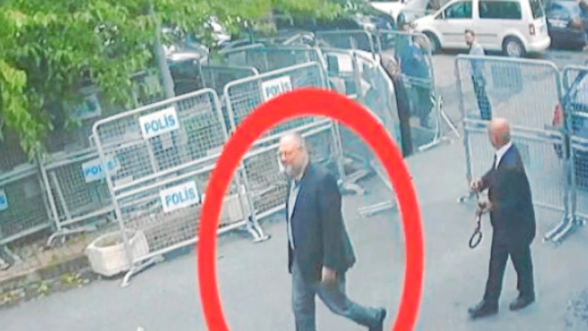 Ayer se difundieron nuevas imágenes de Jamal Khashoggi entrando en el consulado / Ap