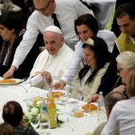 El Papa durante la comida con los más necesitados
