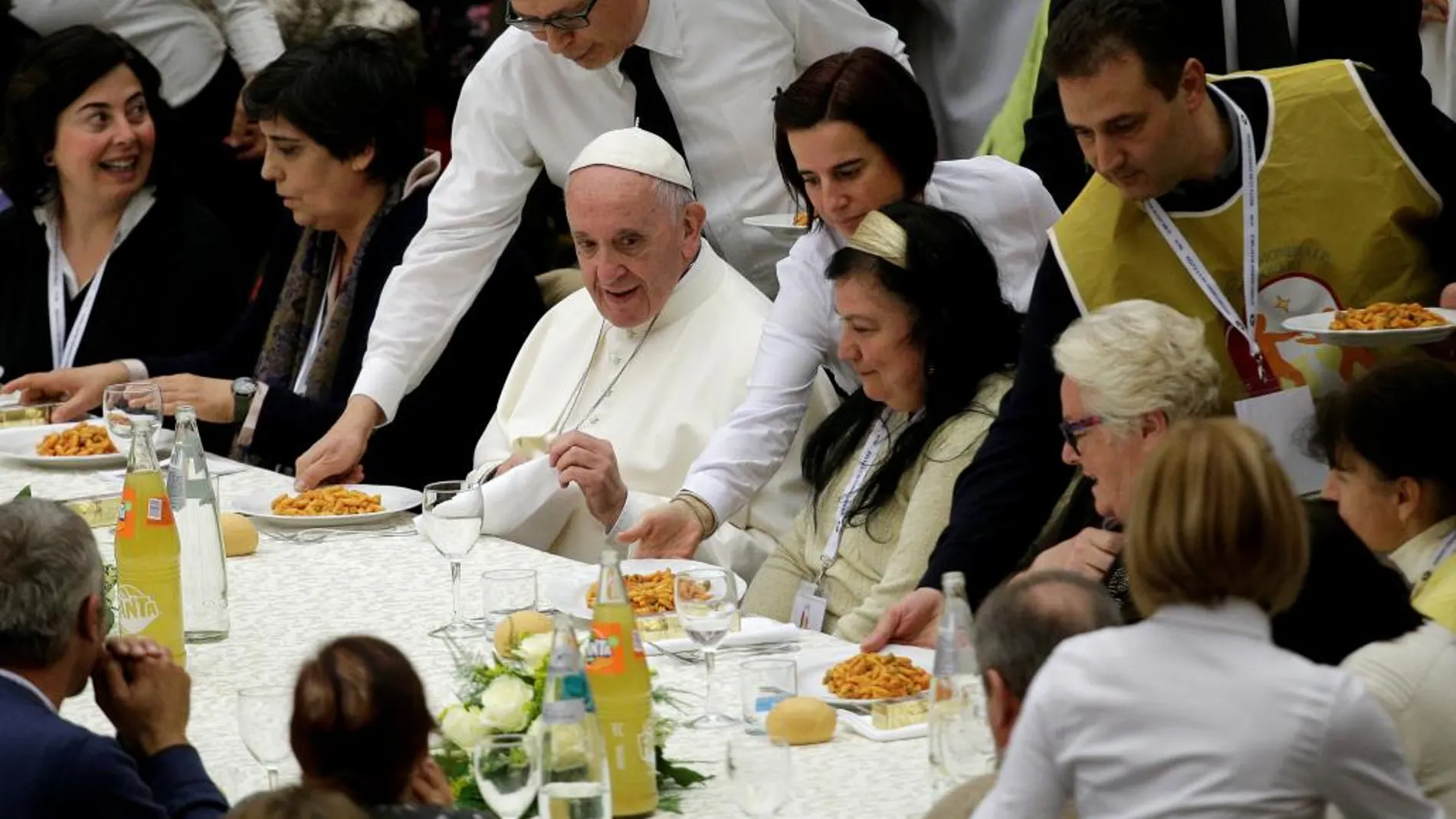 El Papa durante la comida con los más necesitados