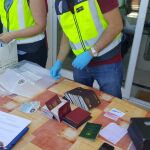 La Policía Nacional inspeccionando los pasaportes.