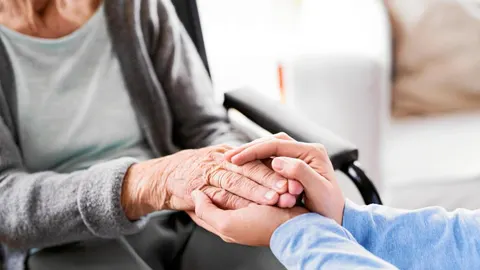 El cuidado de los mayores será una de las grandes oportunidades de negocio en los próximos años al contar España con una población muy envejecida