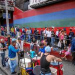 La subida de precios provoca imágenes de largas colas, como la vivida en Caracas para coger un autobús