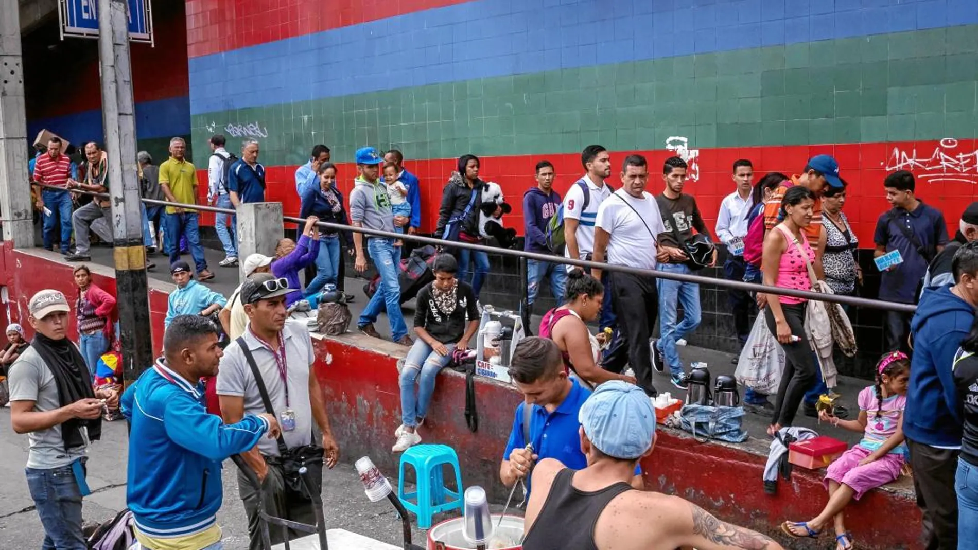 La subida de precios provoca imágenes de largas colas, como la vivida en Caracas para coger un autobús