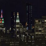 El Empire State Building (i) iluminado de rojo y verde con motivo de la Navidad, en Nueva York, Estados Unidos