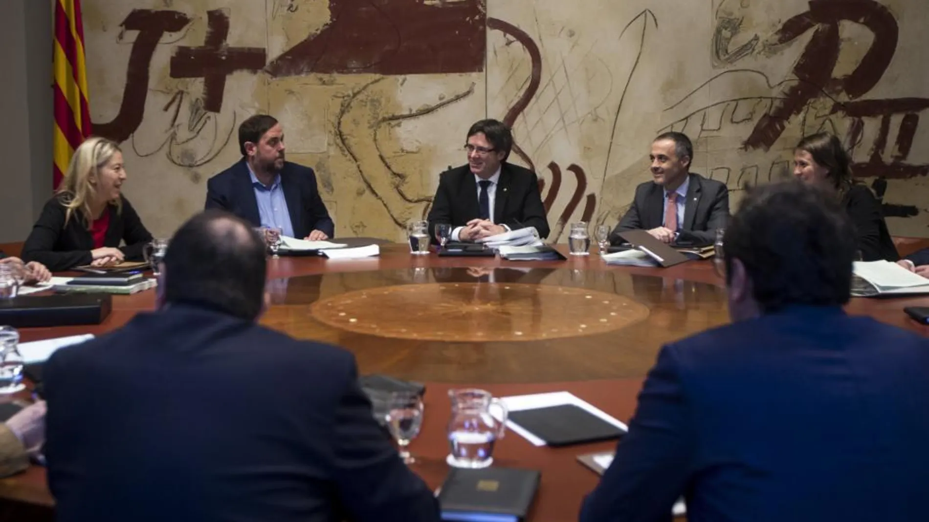 Carles Puigdemont y Oriol Junqueras durante la última reunión ordinaria del año del ejecutivo catalán.