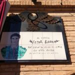 Imagen de la placa conmemorativa que recuerda a Víctor Barrio en Teruel