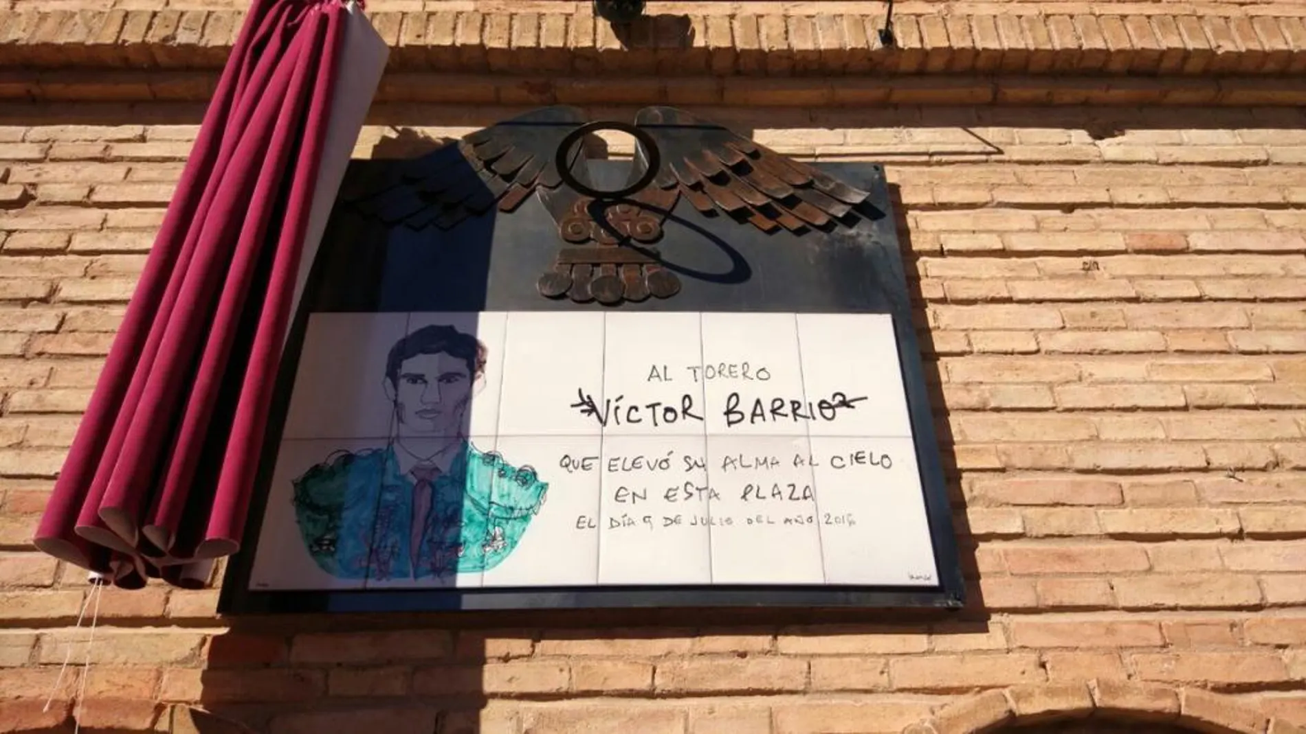 Imagen de la placa conmemorativa que recuerda a Víctor Barrio en Teruel
