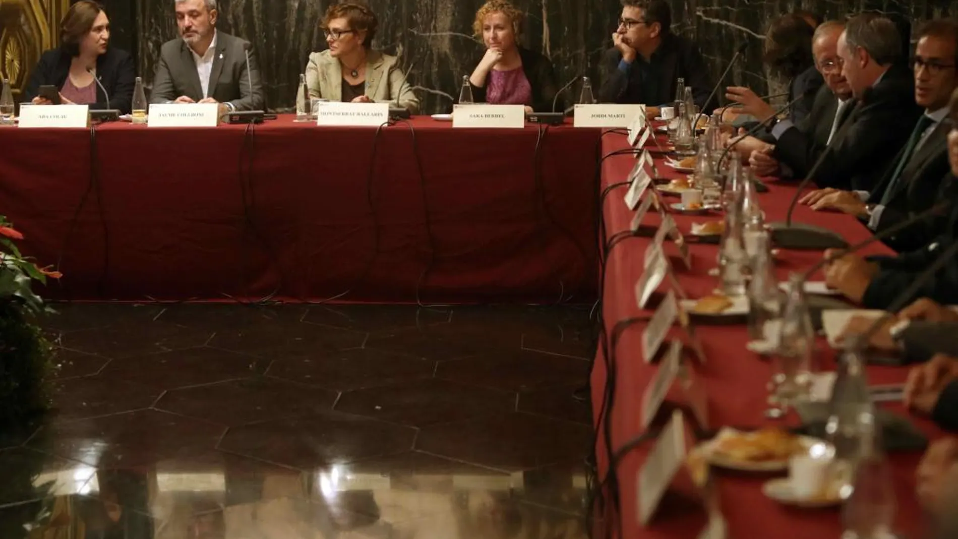La alcaldesa de Barcelona, Ada Colau (i), al inicio de la reunión que ha mantenido hoy con los principales agentes económicos y sociales de la ciudad.