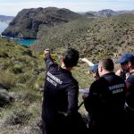 Un grupo de bomberos voluntarios de Murcia en el operativo de búsqueda de Gabriel Cruz, el niño de 8 años desaparecido hace una semana en Las Hortichuelas (Almería)