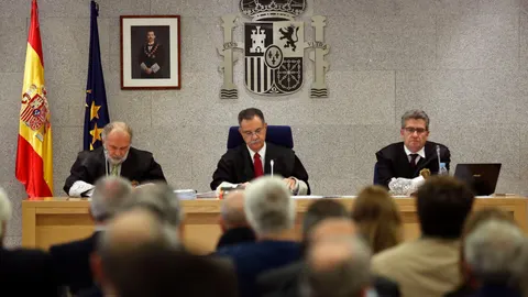 El presidente del tribunal, Ángel Hurtado (c), junto a los magistrados José Ricardo de Prada (d) y Julio de Diego (i), durante el primer macrojuicio de la trama Gürtel. EFE/Chema Moya