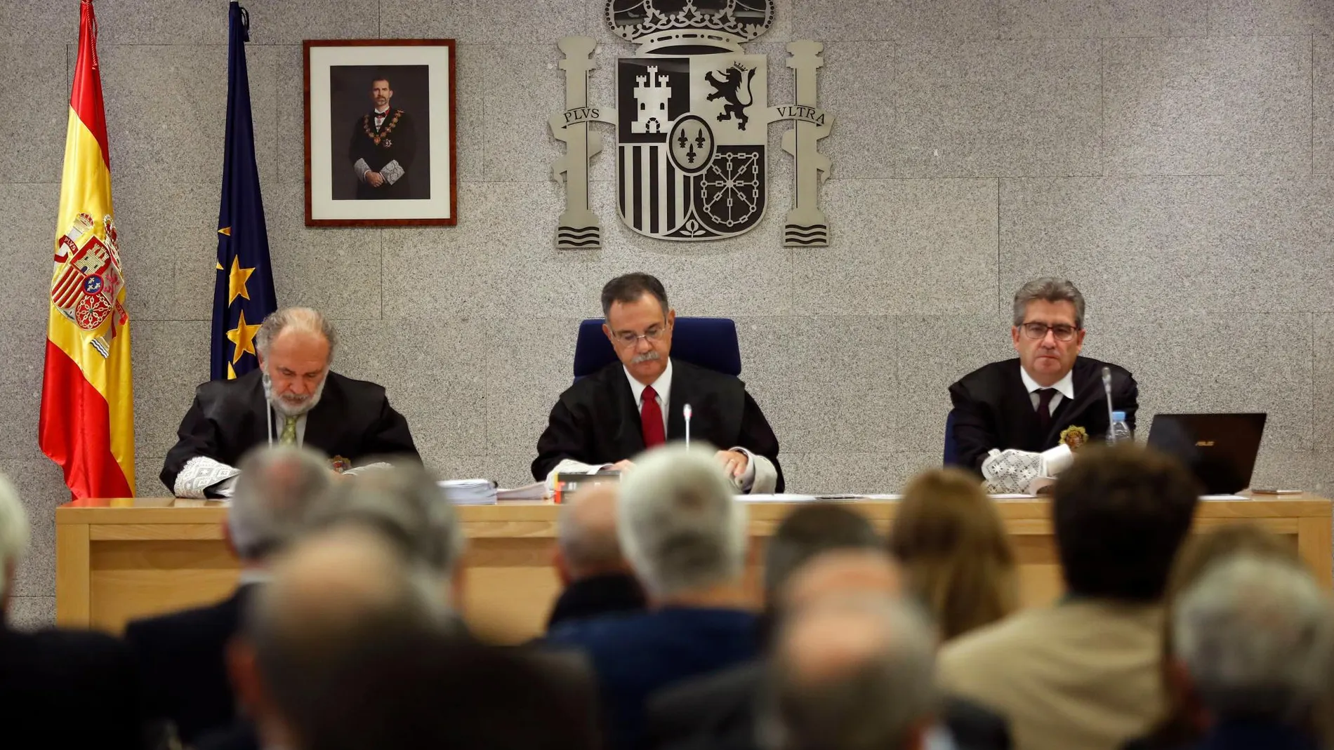 El presidente del tribunal, Ángel Hurtado (c), junto a los magistrados José Ricardo de Prada (d) y Julio de Diego (i), durante el primer macrojuicio de la trama Gürtel. EFE/Chema Moya