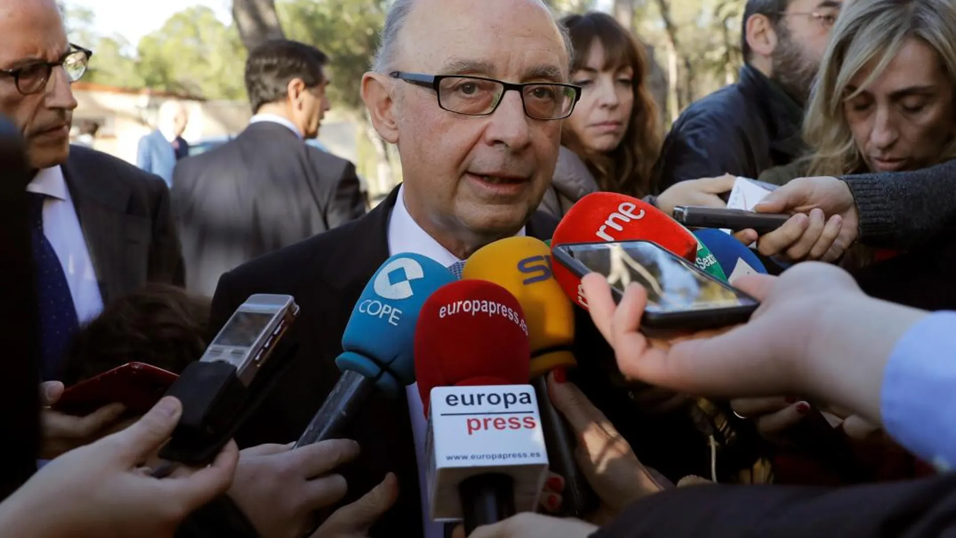 El ministro de Hacienda, Cristóbal Montoro, atiende a los medios.