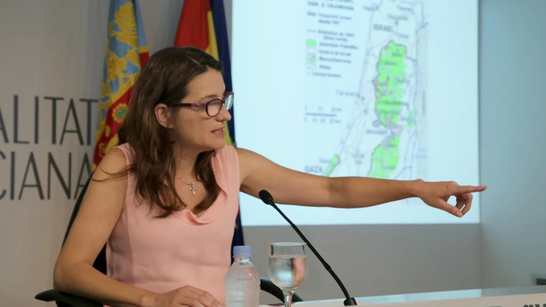 La vicepresidenta Mónica Oltra compareció ante los medios para dar detalles de su viaje a Palestina
