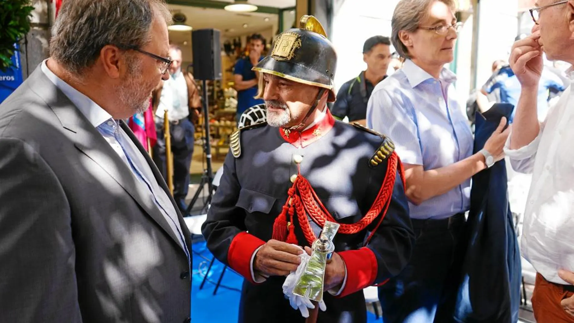 Marta Higueras y otros ediles participaron en el homenaje a los bomberos fallecidos hace 30 años en la calle Montera