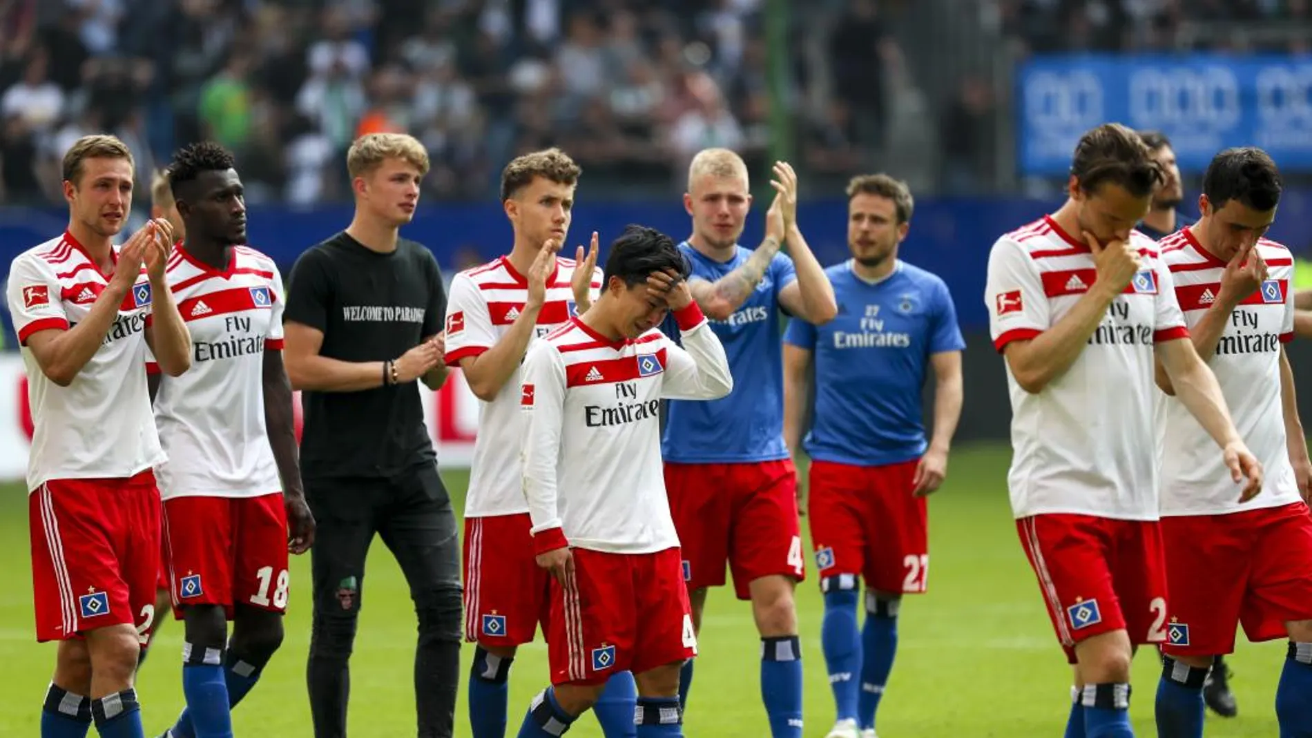 Los jugadores del Hamburgo tras el partido en el que perdieron la categoría. Efe