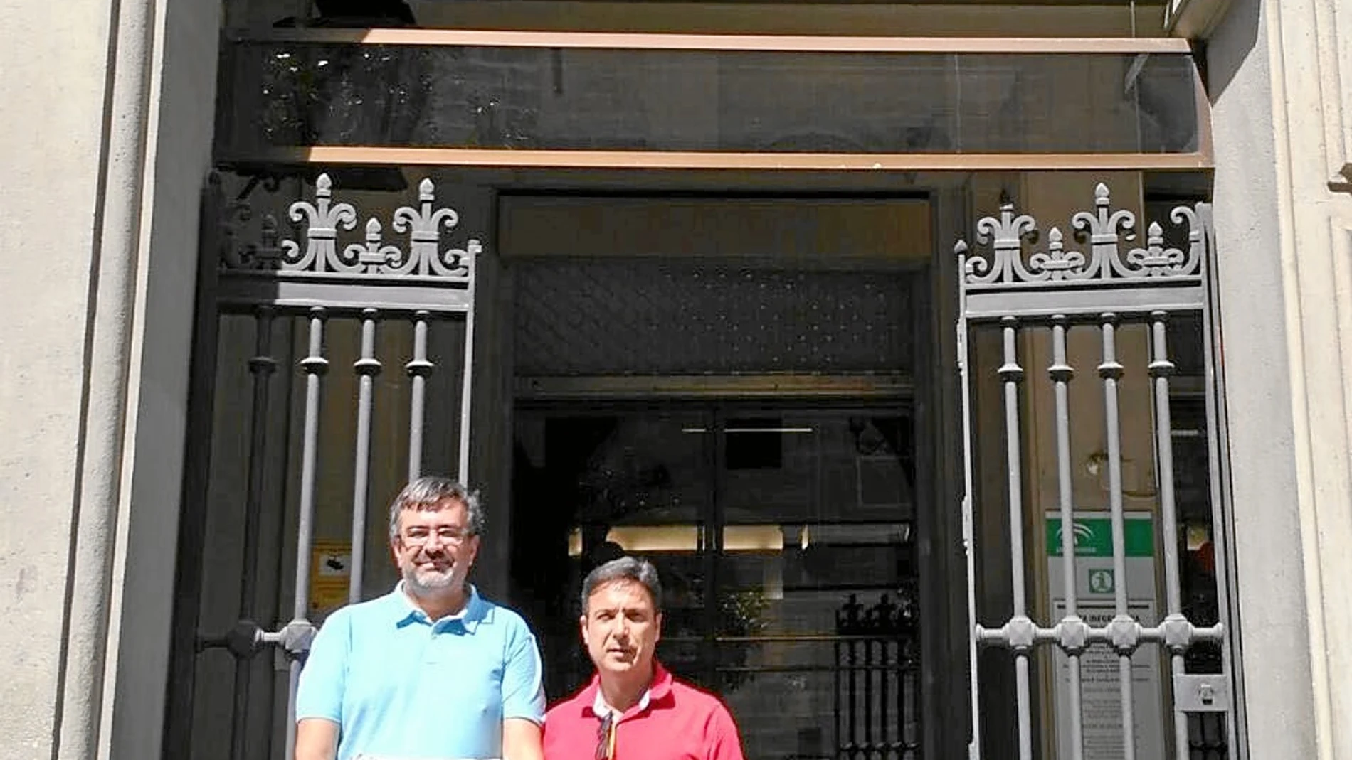 A la izquierda, Jesús Cabrera, de FSS-CC OO, ayer en la sede sevillana del SAS