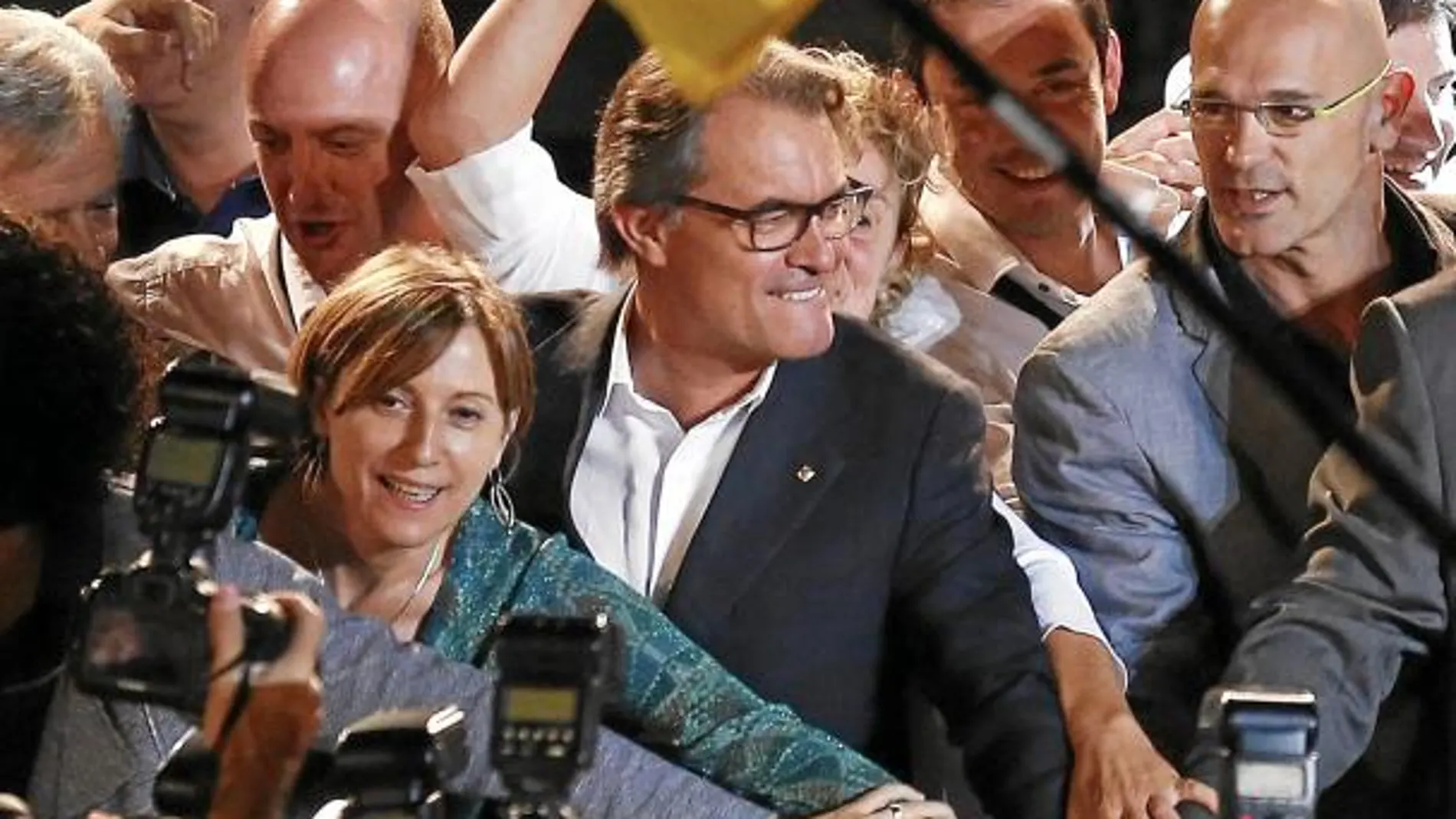 Artur Mas y Carme Forcadell con una estelada en un acto el año pasado