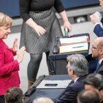 La canciller Angela Merkel conversa con el líder de los socialdemócratas, Martin Schulz, ayer, en el parlamento alemán
