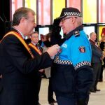 Silván entrega un policía local de León una de las condecoraciones por su vocación de servicio