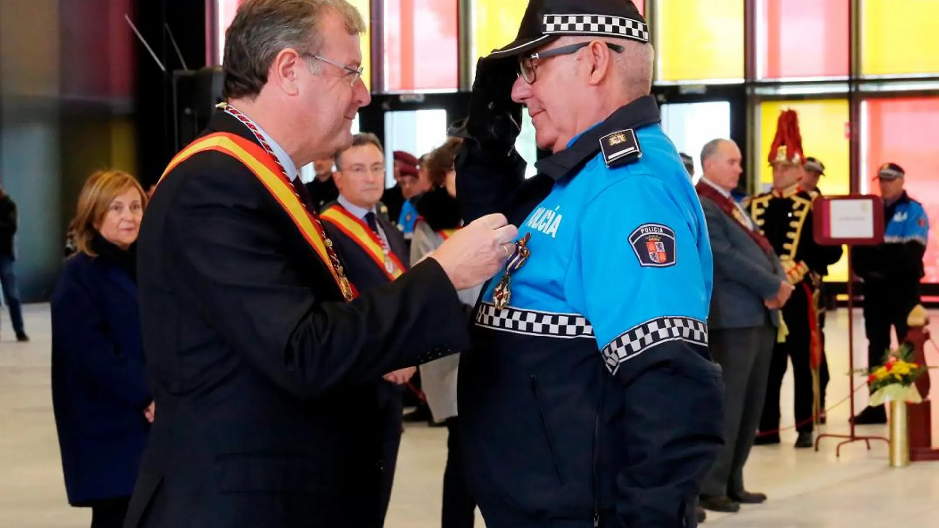 Silván entrega un policía local de León una de las condecoraciones por su vocación de servicio