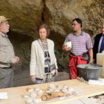 La Reina Sofía, durante su visita a las excavaciones de Atapuerca