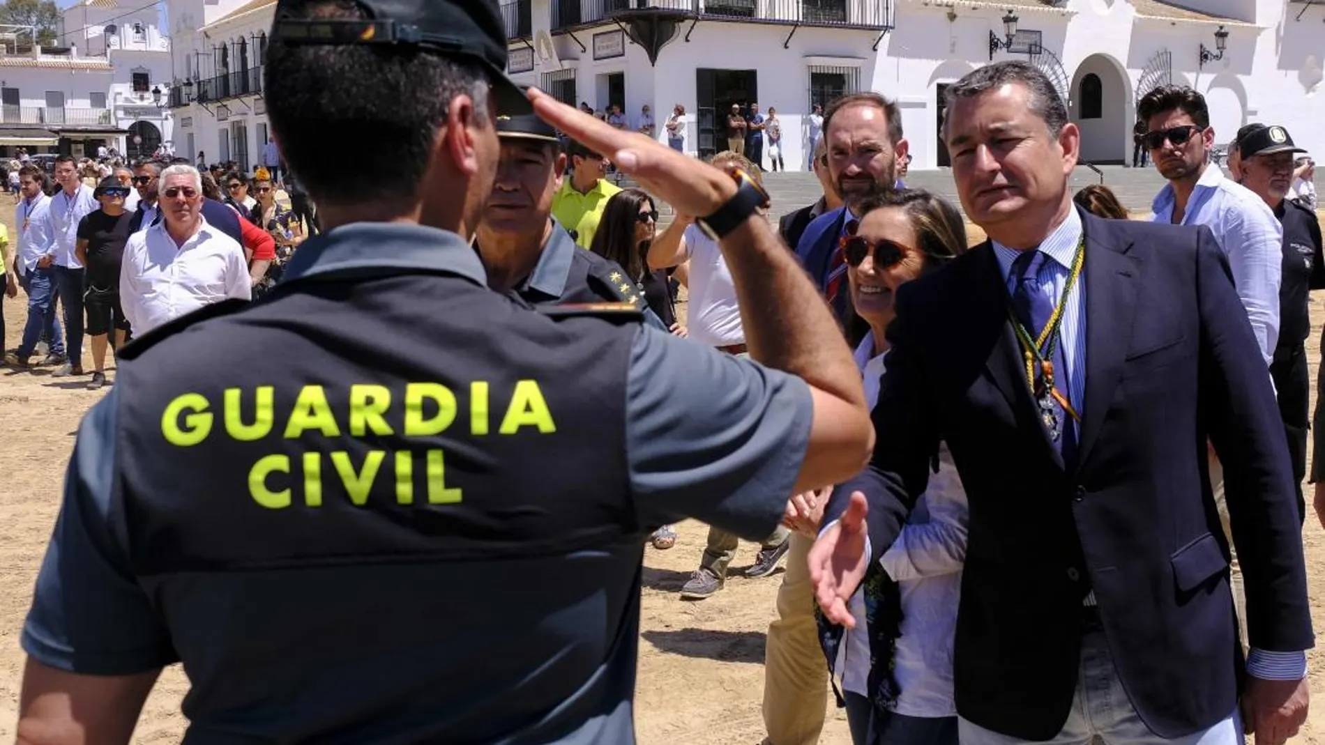 El delegado del Gobierno en Andalucía, Antonio Sanz, saluda a un agente de la Guardia Civil en la aldea del Rocío