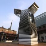 Vista de la Smog Free Tower, una torre de siete metros de altura con filtros que purifican el aire