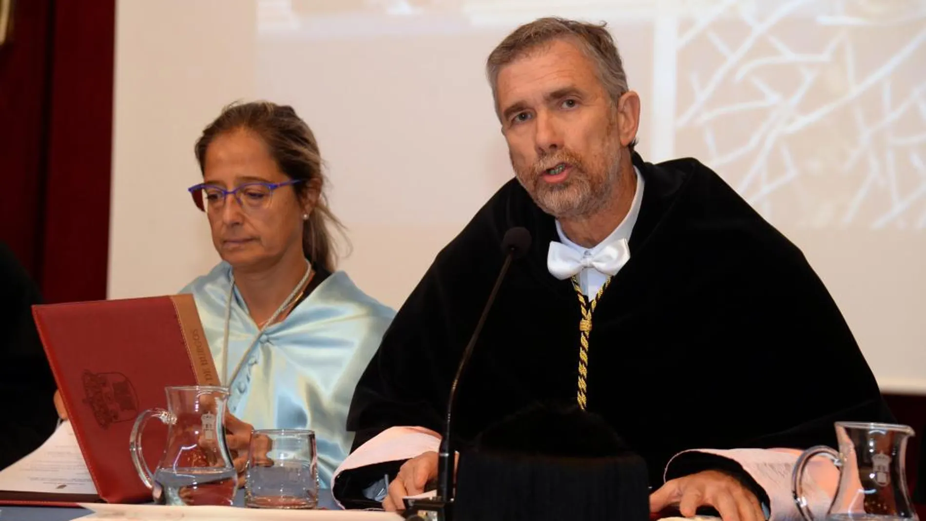 El rector de la UBU, Manuel Pérez Mateos, junto a Pilar Garcés, participa en el acto de apertura del curso académico