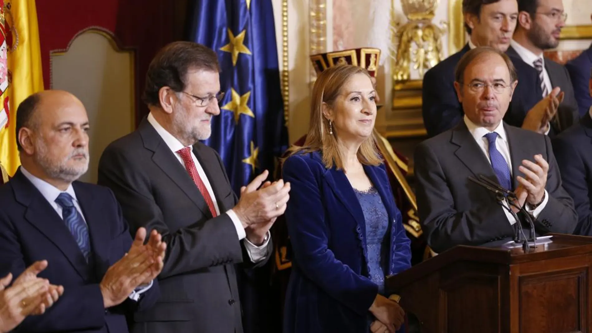 El presidente del Gobierno, Mariano Rajoy (i); el presidente del Senado, Pío García Escudero, aplauden a la presidenta del Congreso, Ana Pastor