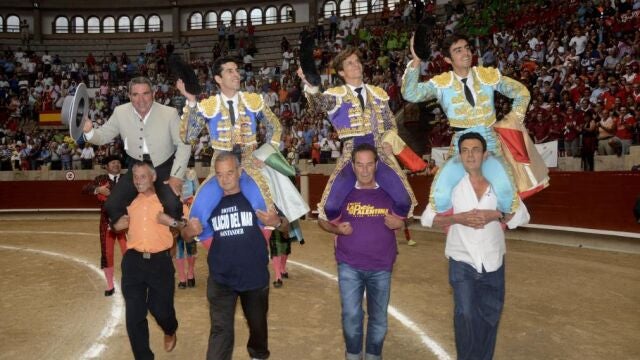 La terna sale a hombros junto al mayoral de la ganadería