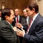 Alfonso Fernández Mañueco dialoga con Juan José Lucas, momentos antes de la reunión mantenida con los senadores del PP