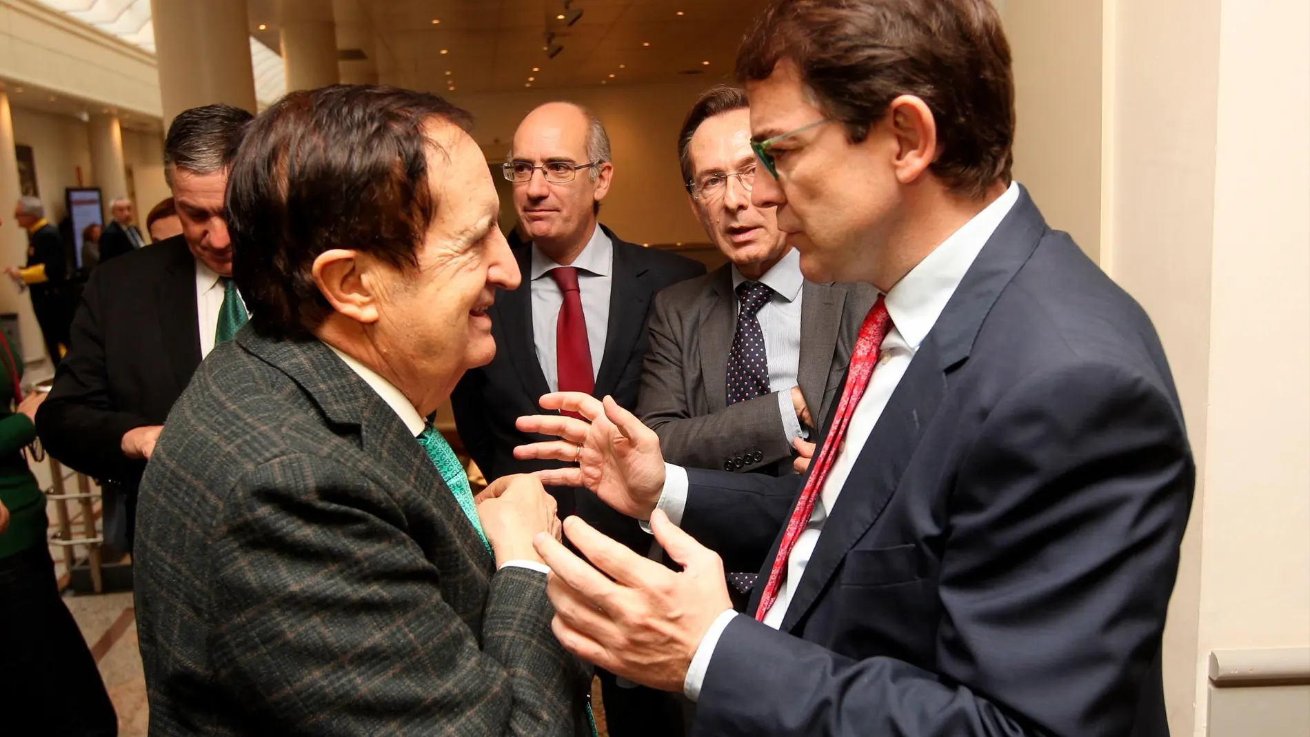 Alfonso Fernández Mañueco dialoga con Juan José Lucas, momentos antes de la reunión mantenida con los senadores del PP