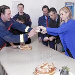 Cifuentes visitó en Nochebuena a los funcionarios del servicio de Emergencias de la Comunidad de Madrid