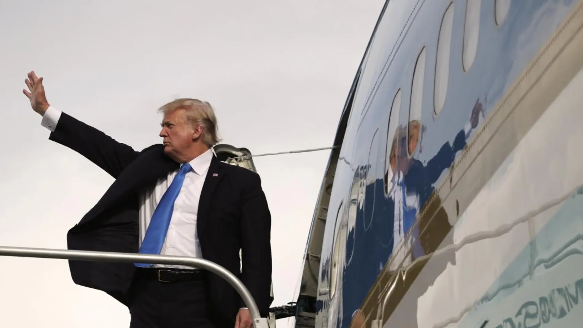 El presidente estadounidense Donald Trump se despide desde el Air Force One en Manila