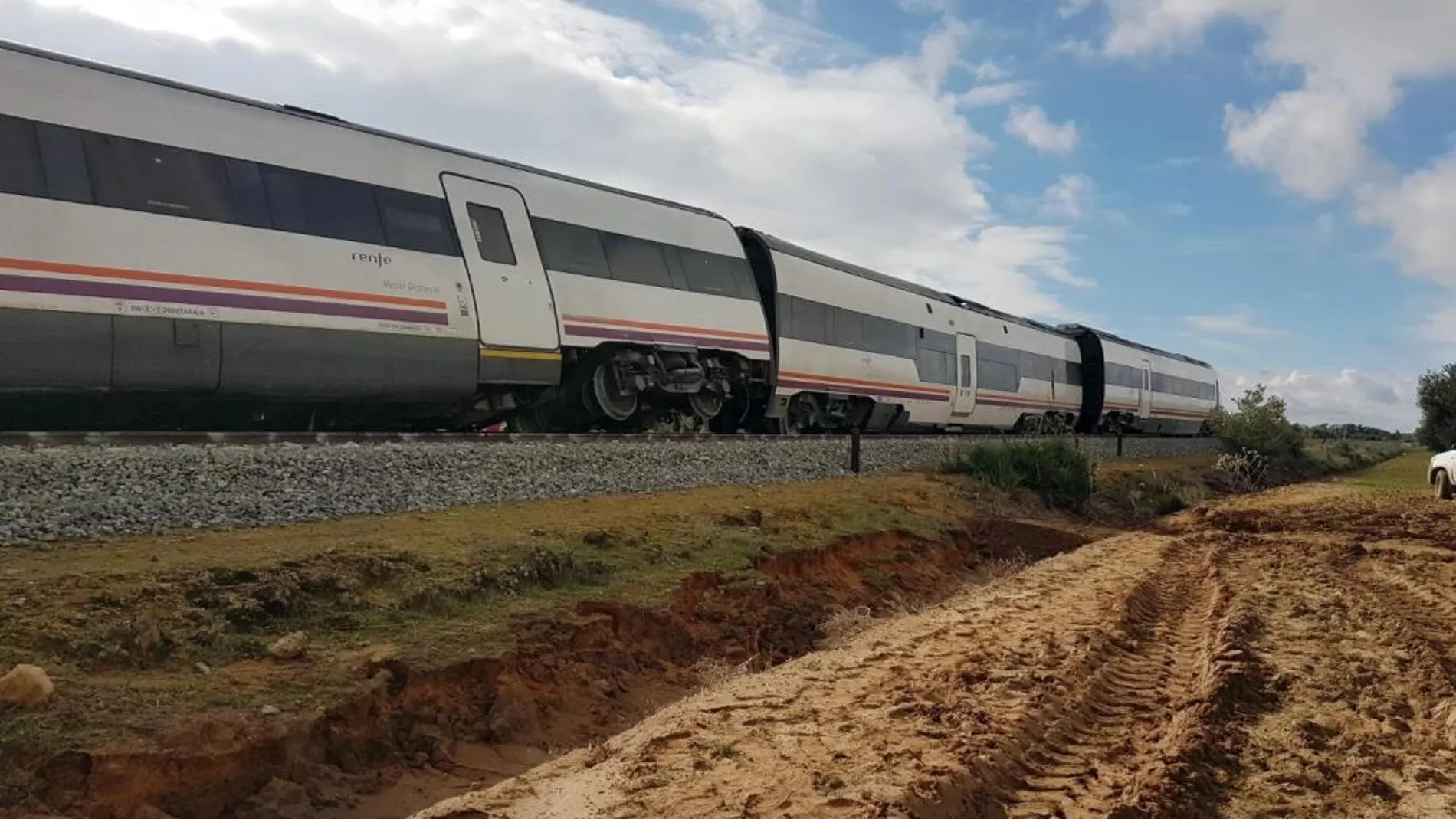Tren de pasajeros de la línea Málaga-Sevilla tras descarrilar esta mañana a su paso por la localidad de Arahal (Sevilla)