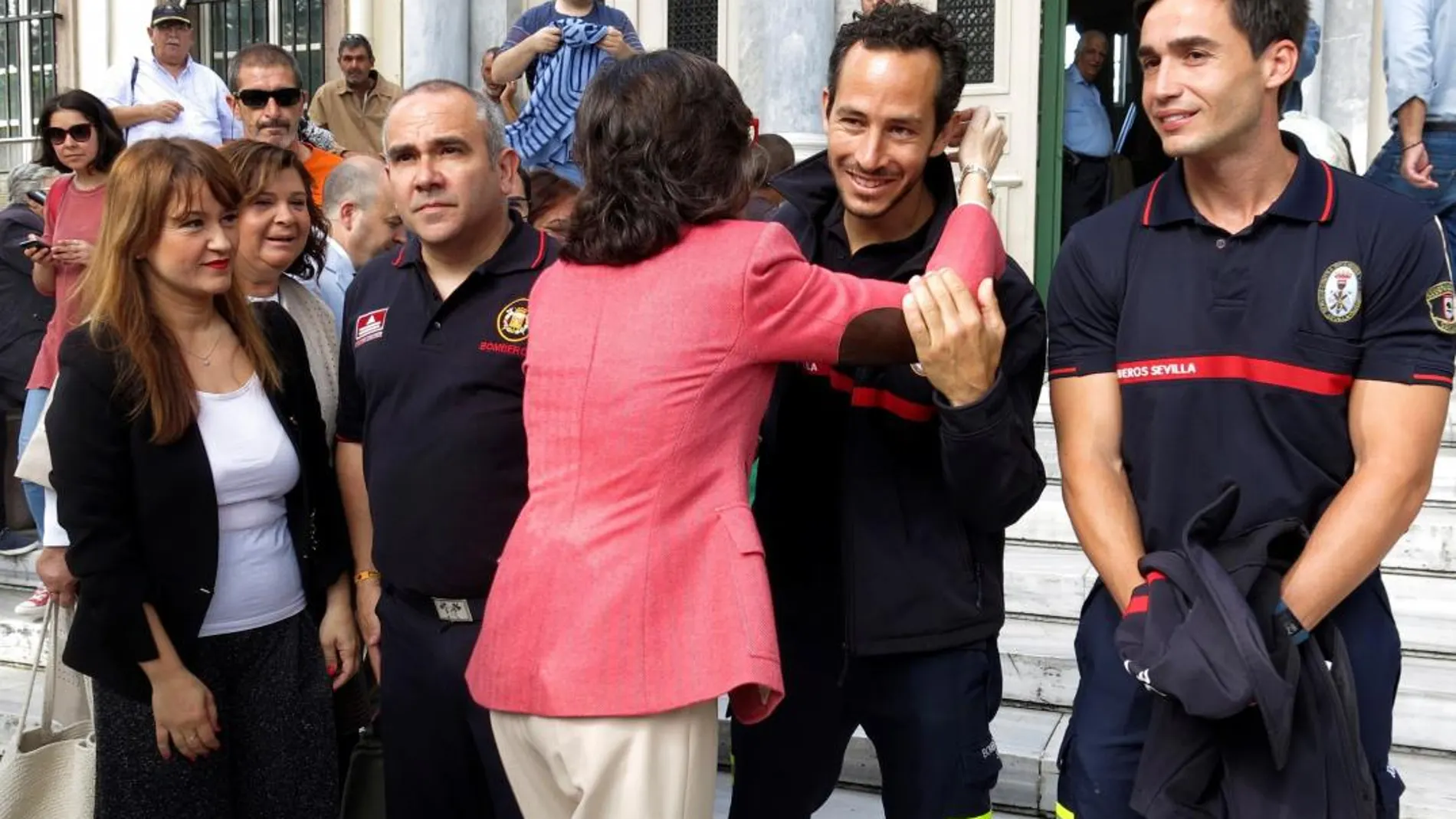 Los tres bomberos con Rosa AGuilar en el tribunal de Lesbos/Foto: Efe