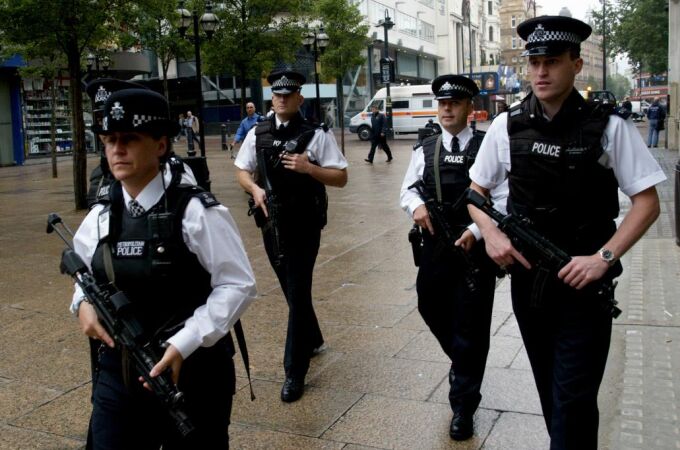 Policía británica patrulla en Londres