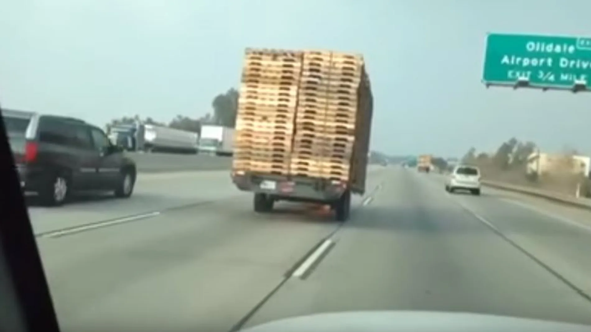 Un remolque lleno de palés circula solo por la carretera