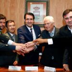 Suárez-Quiñones firma el acuerdo con los alcaldes de los municipios leoneses beneficiados / Carlos S. Campillo/Ical