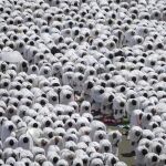 Miles de peregrino durante el rezo en la mezquita de Nimra