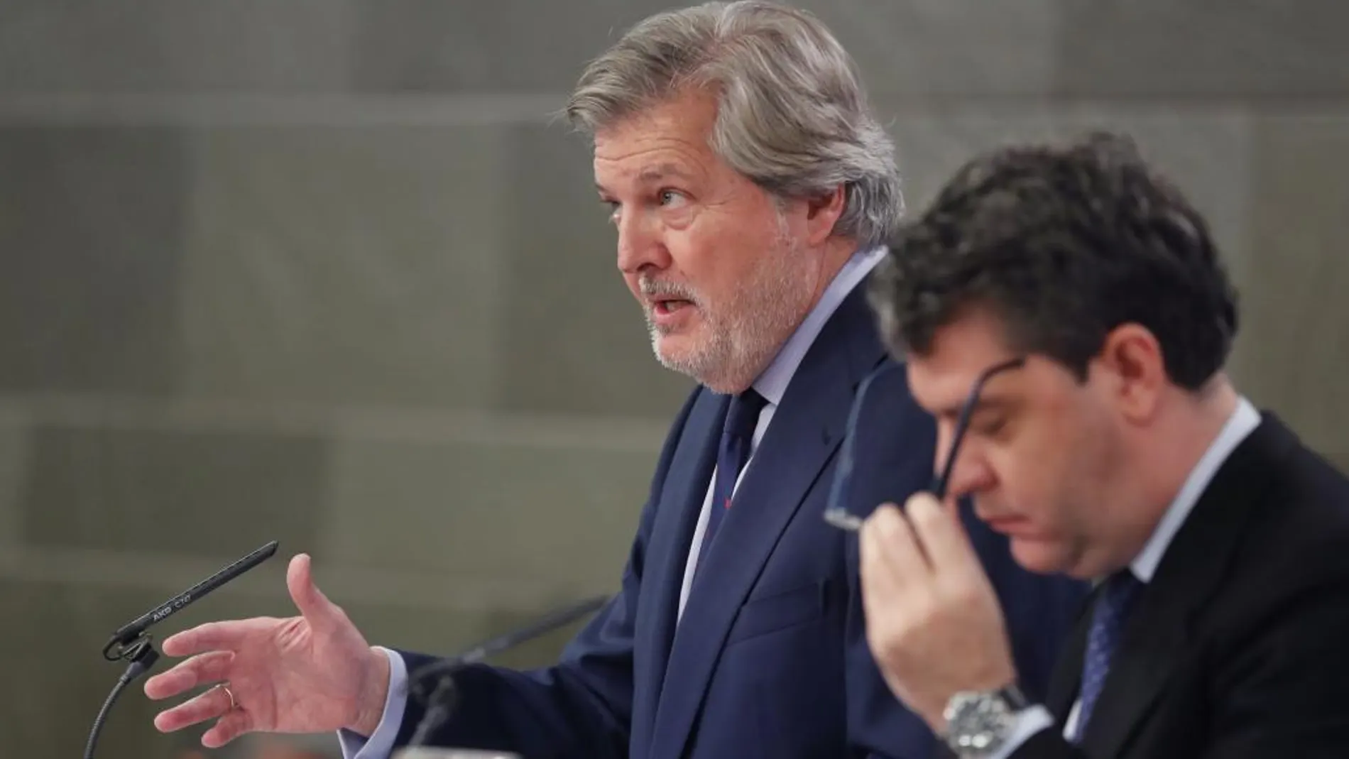 Iñigo Méndez de Vigo y Álvaro Nadal, durante la rueda de prensa ofrecida tras la reunión del Consejo de Ministros.