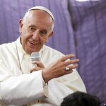 El papa Francisco charla con los periodistas durante el vuelo que salió desde Lima con destino a Roma