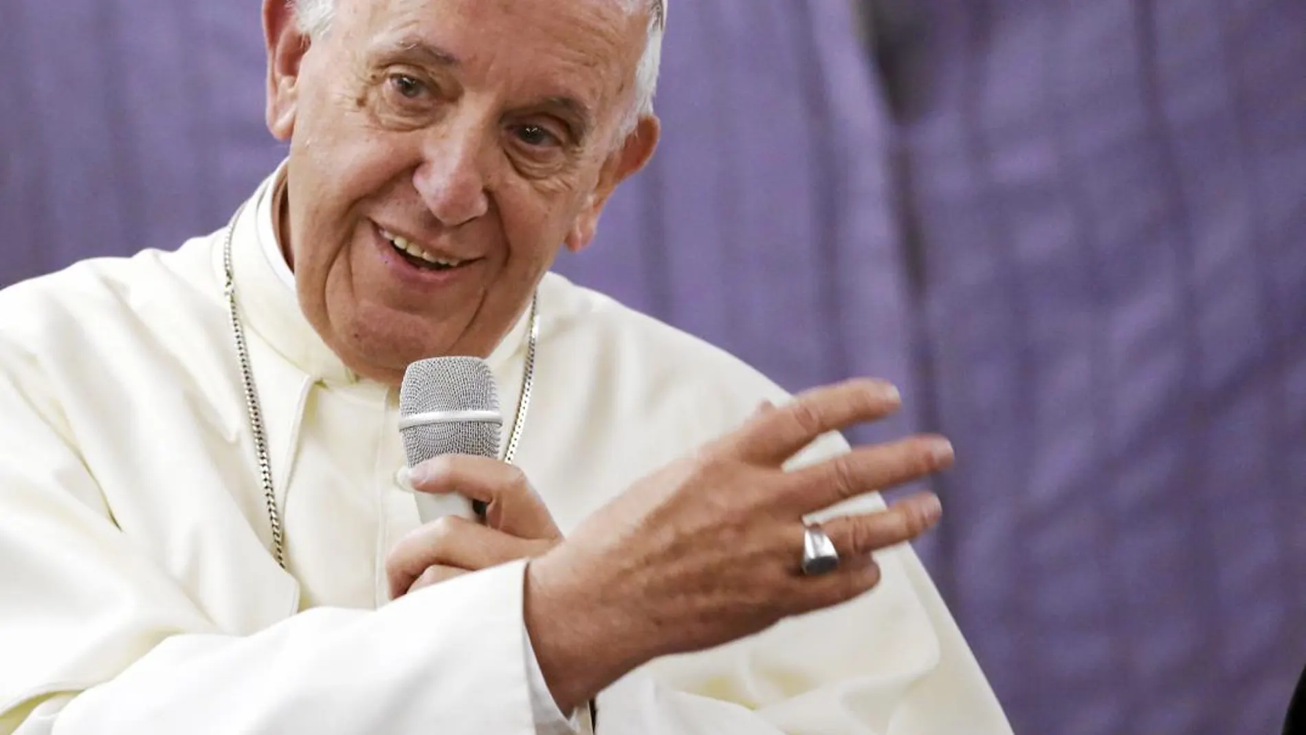 El papa Francisco charla con los periodistas durante el vuelo que salió desde Lima con destino a Roma