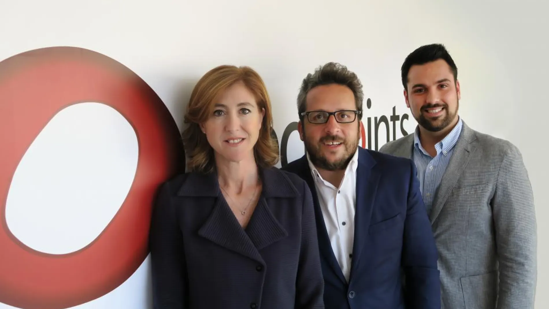 Laura Urquizu, junto a los cofundadores de la empresa, Josep Coll -actual presidente- y David Casellas
