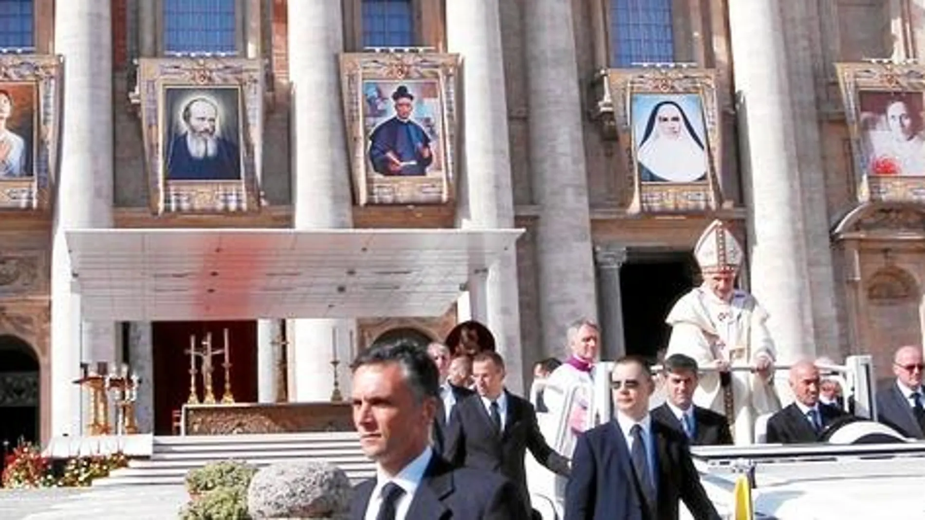 El Papa, subido al papamóvil en un momento de la celebración