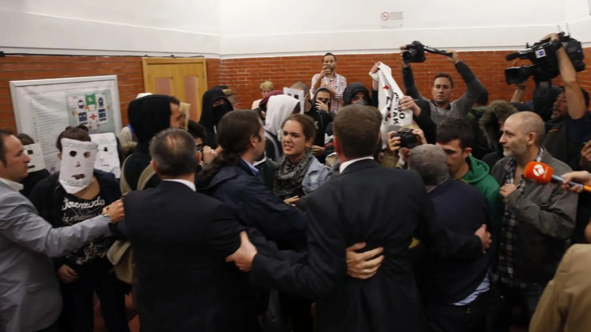 Unos 200 jóvenes taponan desde dentro la puerta de la facultad de derecho de la Universidad Autónoma de Madrid.