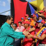 El presidente, Nicolás Maduro, saluda a sus seguidores en un acto de campaña en San Carlos, Venezuela / Reuters