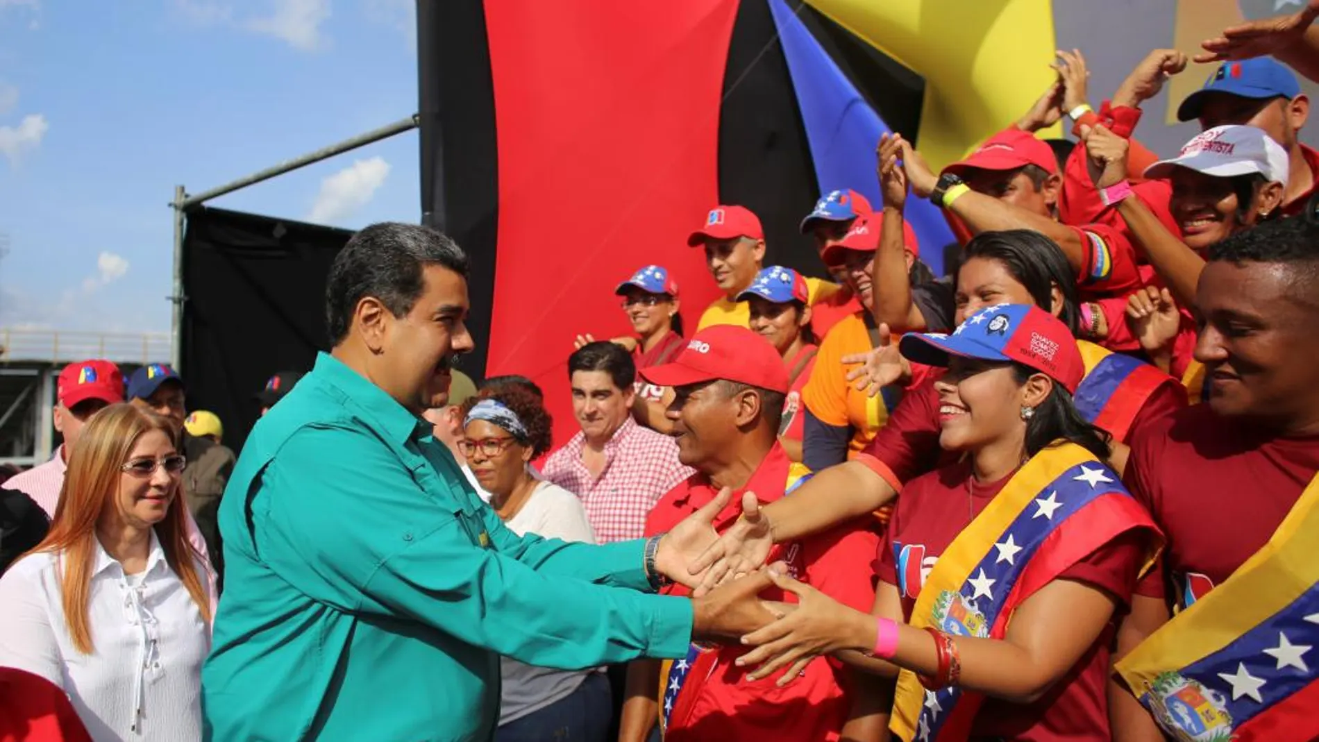 El presidente, Nicolás Maduro, saluda a sus seguidores en un acto de campaña en San Carlos, Venezuela / Reuters