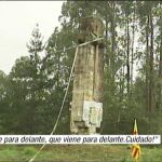 Accidentado derribo de la cruz franquista de la localidad vizcaína de Larrabetzu